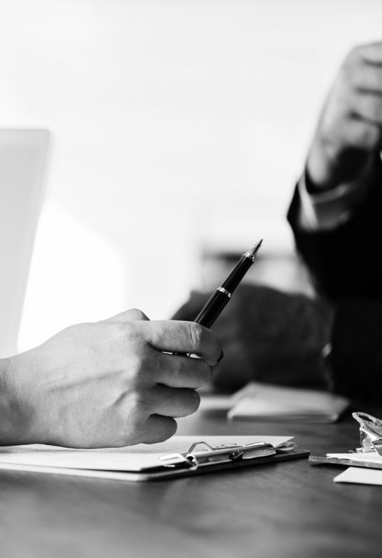 Hand håller i penna